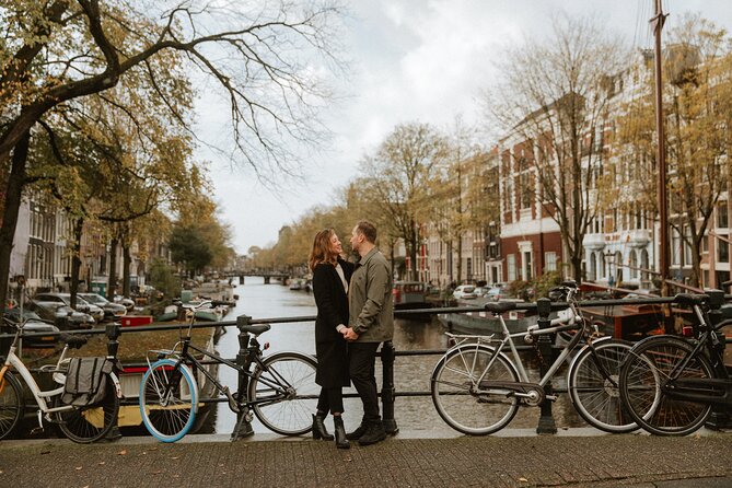 Private Love Story Photowalk Experience - Damrak and the classic Amsterdam backdrop