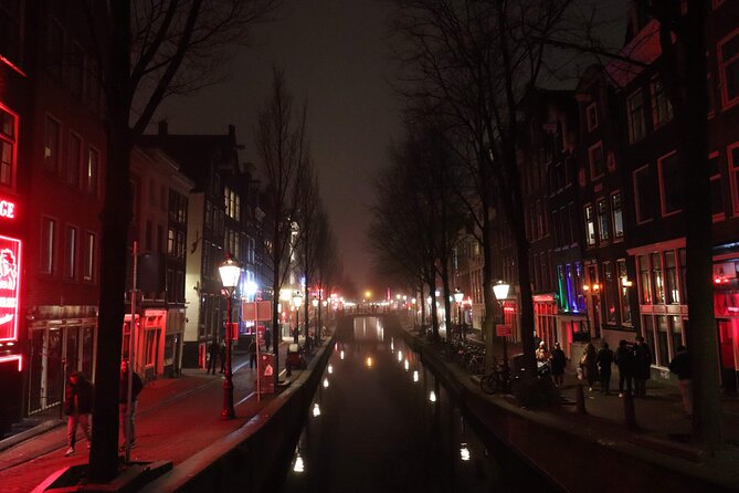 Private red light district & coffeeshop tour with a local - Meeting at Amsterdam Centraal and getting oriented