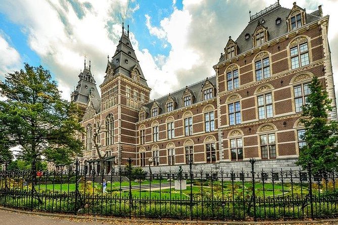 Private Rijksmuseum Tour- The Dutch Masters, Rembrandt & Vermeer - Meeting at Museumplein and finding the museum
