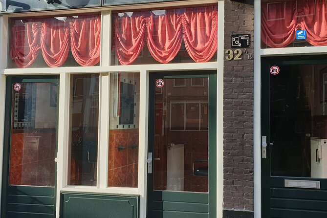 Red Light District Tour by Locals, Small Group (approx 4) - The entertaining public loo
