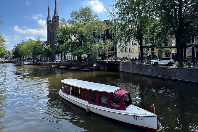 Romantic Private Boat Tour Amsterdam 90min incl welcome drink - The illuminated Skinny Bridge