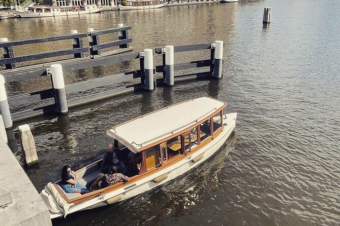 Romantic Private Boat Tour Amsterdam 90min incl welcome drink - How the captain affects the evening