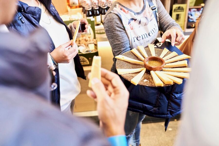 Rotterdam: Food Tour by Bike - Weather, bags, and small practical details
