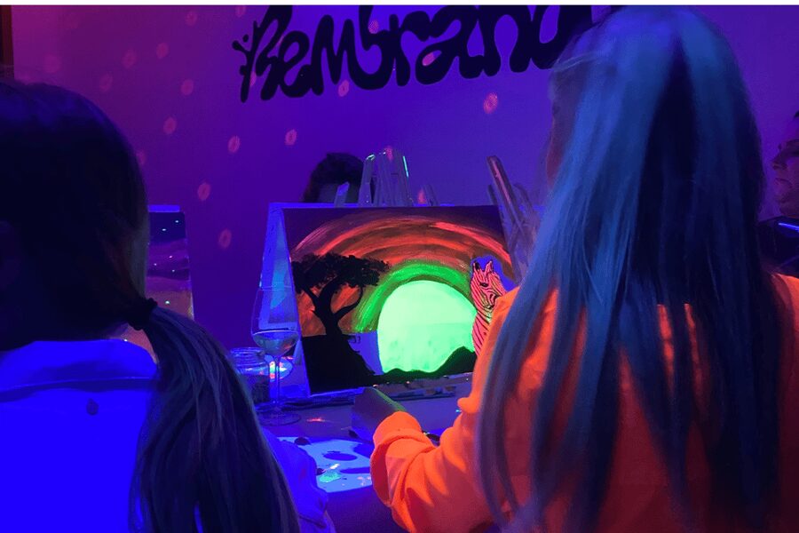 Rotterdam: Paint and Sip in the Dark at Rembrandt van Wine - Why two hours may feel short