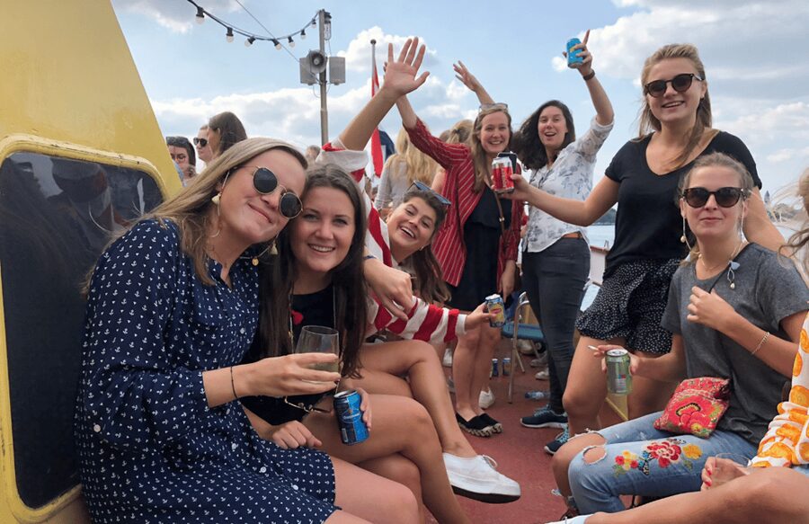 Rotterdam: Pub Cruise with Drinks and Bites - Boarding Rotterdam’s Yellow Borrelboot