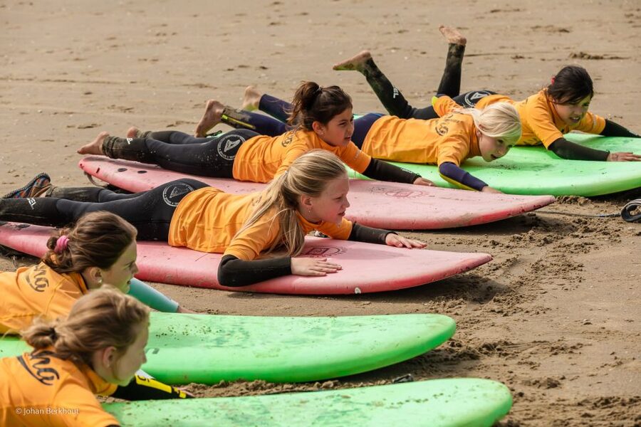 Scheveningen Beach: 1,5-Hour Surf Experience for kids - From safety talk to first wave