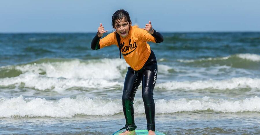 Scheveningen Beach: 1,5-Hour Surf Experience for kids - Meeting the instructor at Aloha