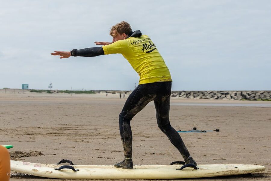 Scheveningen Beach: 2-Hour Surf Experience for Adults - Arriving at the blue building with the Aloha flag