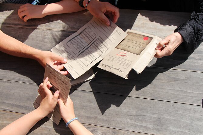 Self-Guided Mystery Hunt by Dam Square in Amsterdam - Damstraat and the first round of clues