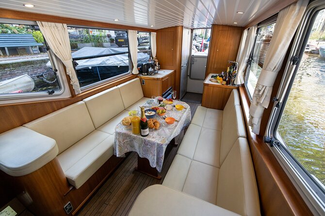 Small Group Boutique All-Inclusive Tour (max 12 p) With Captain - Why a small Amsterdam boat makes a difference