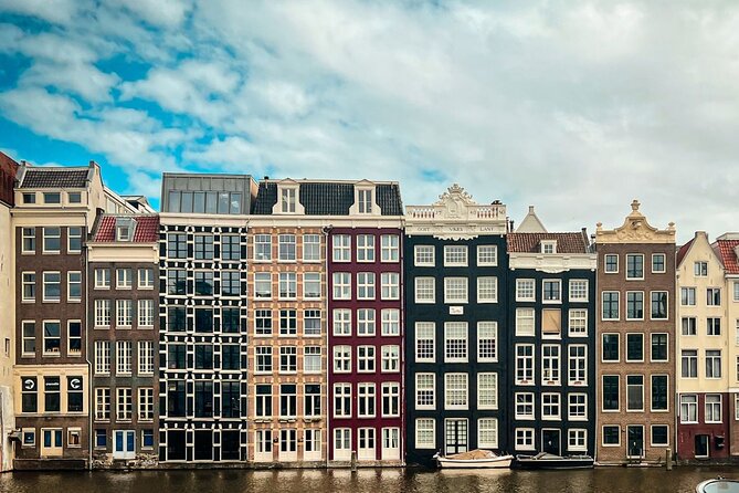 Small Group Walking Tour - Hello Amsterdam - Keizersgracht explains Dutch family life