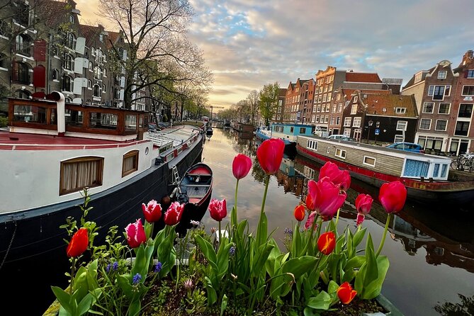 Small Group Walking Tour in Amsterdam with Friendly and Fun Guide - The canal belt: one hour with Amsterdam’s great expansion