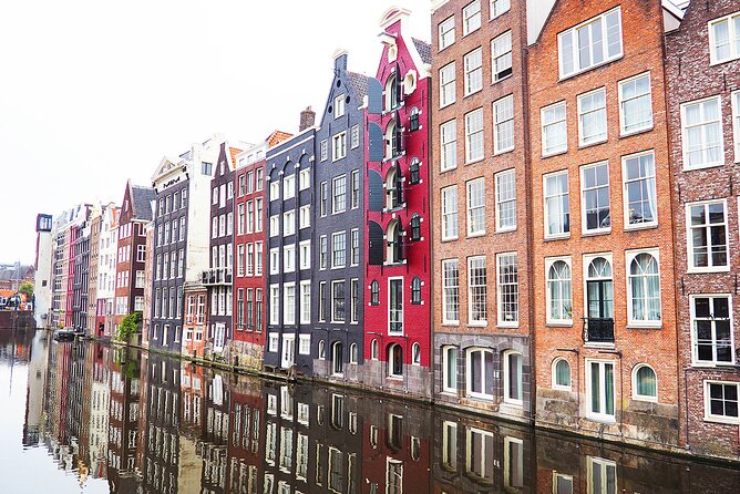 Small-Group Women's History Tour in Amsterdam - Beurspoortje and a woman with serious nerve