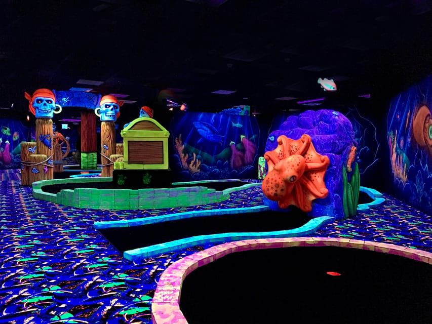 The Hague: Glowgolf Glow in the Dark Indoor Minigolf - How challenging are the 18 holes?