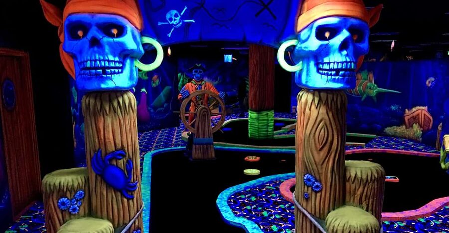 The Hague: Glowgolf Glow in the Dark Indoor Minigolf - The value of about $12 per person