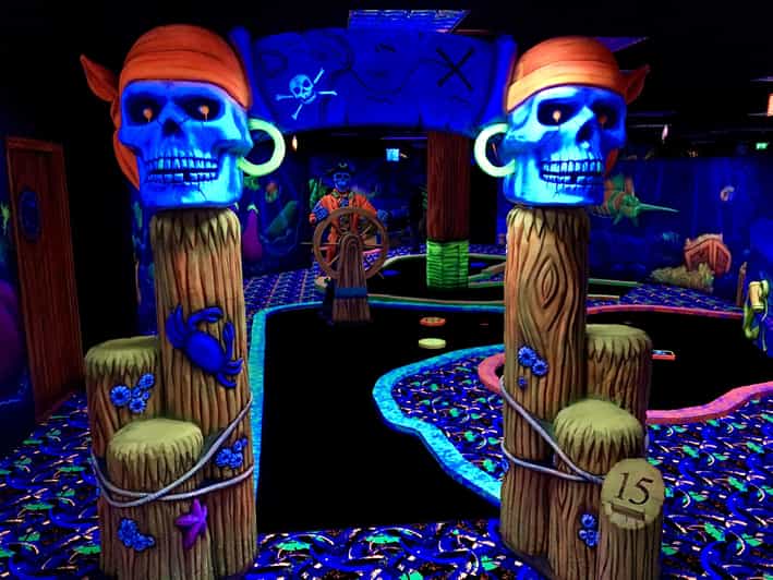 The Hague: Glowgolf Glow in the Dark Indoor Minigolf - A black-light course with an underwater theme