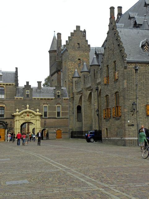 The Hague: Old City Private Walking Tour - Meeting at Central Station and setting the pace