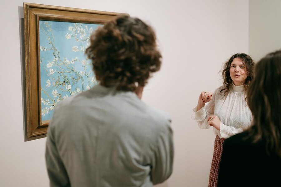 Tour in Spanish: Van Gogh Museum Private Tour - Meeting the guide beside the mirror cube
