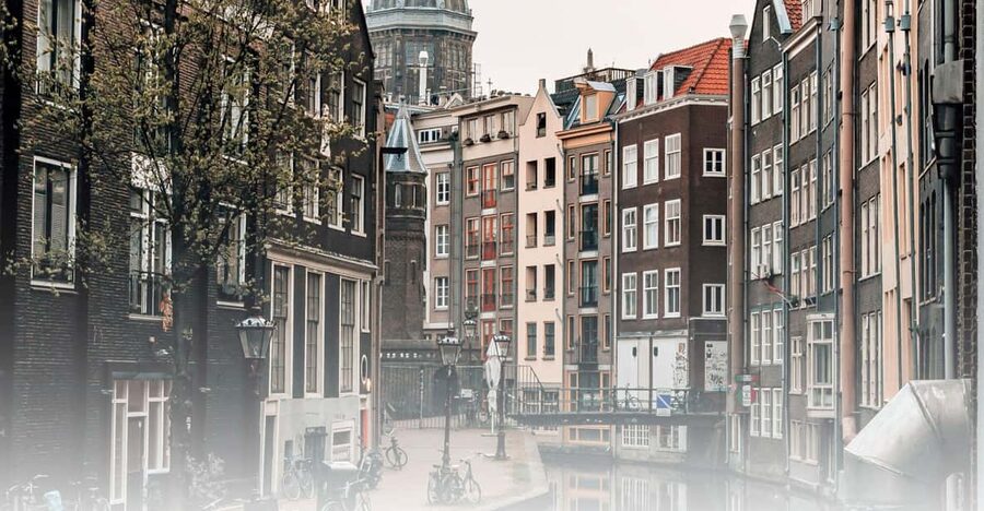 Tour of the historical center of Amsterdam in Italian - Meeting the guide at Amsterdam Centraal