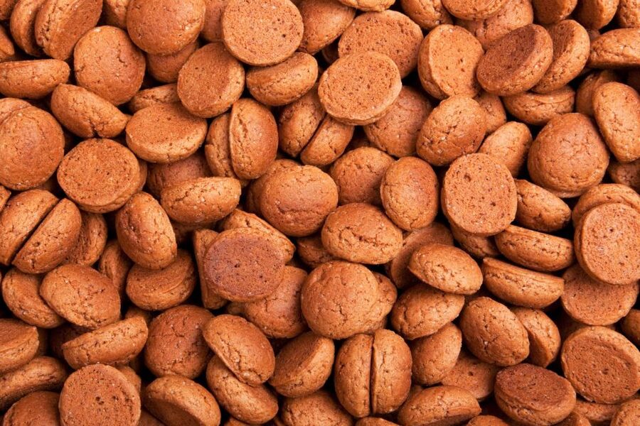Utrecht - Food Tour: Try out 6 dutch bites - The Vredenburg Market stroopwafel stop