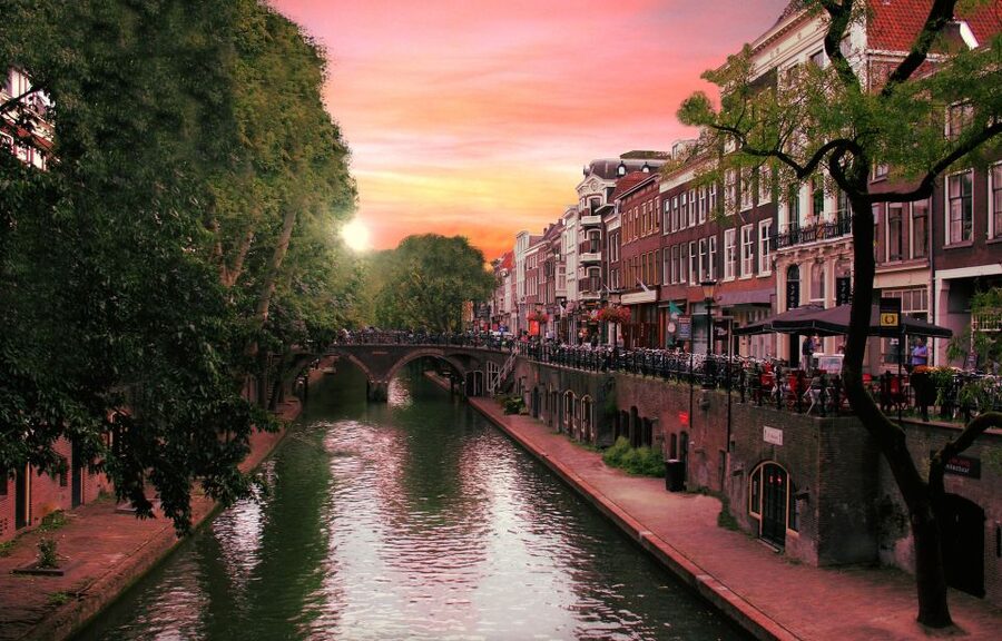 Utrecht: Guided Highlights Walking Tour - Why Utrecht works so well on foot