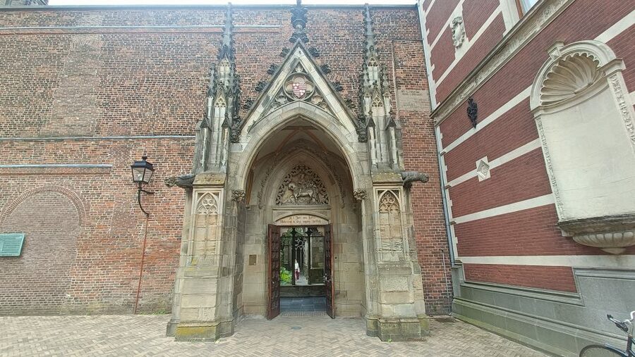 Utrecht: Guided Highlights Walking Tour - De Zakkendrager and food advice worth keeping