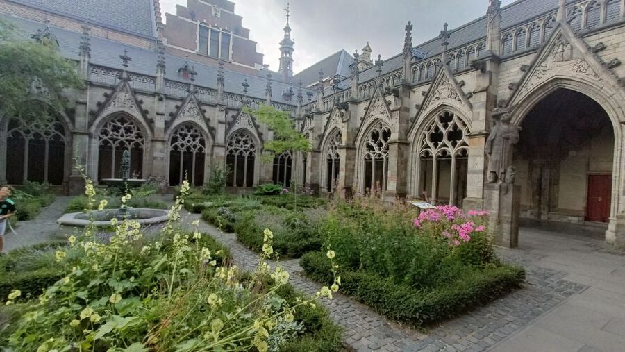 Utrecht: Guided Highlights Walking Tour - Meeting Lucas at Dom Square