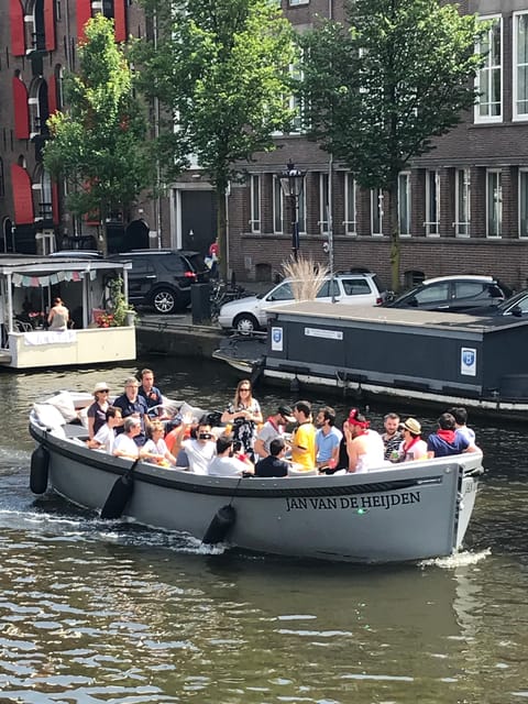 Visit Amsterdam by Boat with a French Guide (french) - Boarding beside the Sea Palace