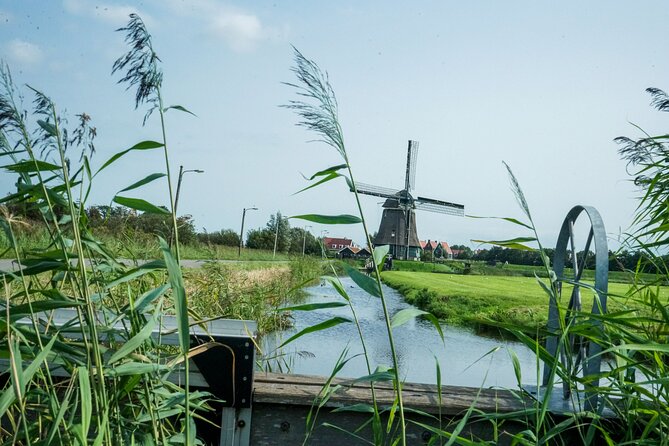 Volendam: E-bike rental with suggested countryside- and fisherman village route - Monnickendam and its old harbor