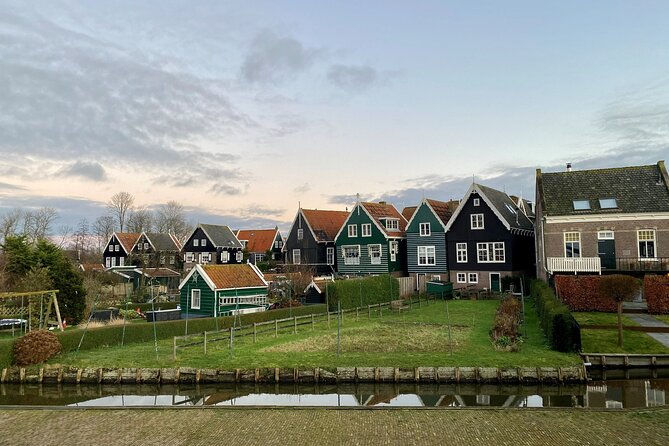 Volendam: E-bike rental with suggested countryside- and fisherman village route - Marken requires a longer day