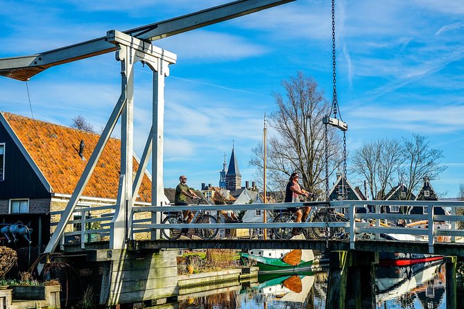 Volendam: E-bike rental with suggested countryside- and fisherman village route - The dikes show how the Netherlands works