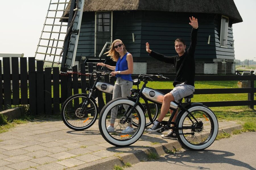 Volendam: E-Fatbike Rental - Riding the dike above the Gouwzee