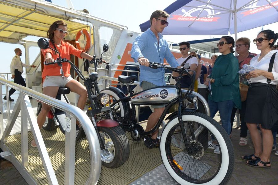 Volendam: E-Fatbike Rental - Edam in one hour: canals, façades, and cheese