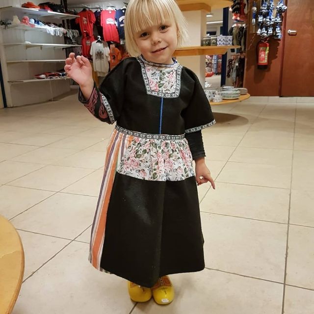 Volendam: Traditional Costume Photo with Cheese & Clog Tour - Practical tips for a smoother visit