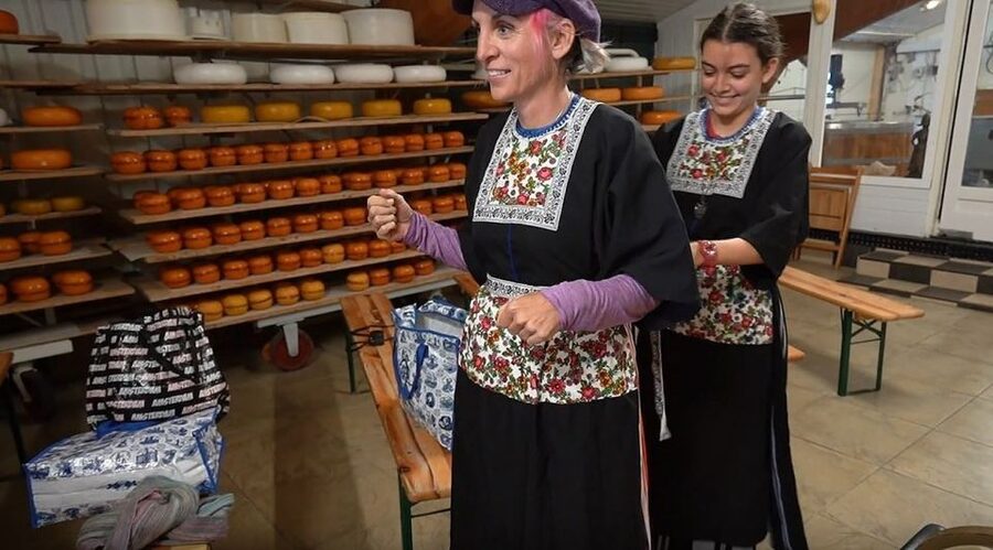 Volendam: Traditional Costume Photo with Cheese & Clog Tour - What this one-hour Volendam experience is really about
