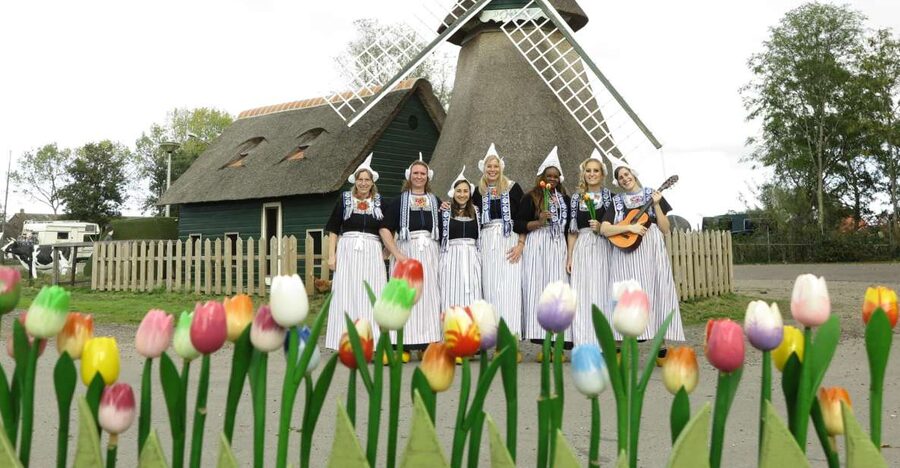 Volendam: Traditional Costume Photo with Cheese & Clog Tour - Learning how Gouda and Edam are made