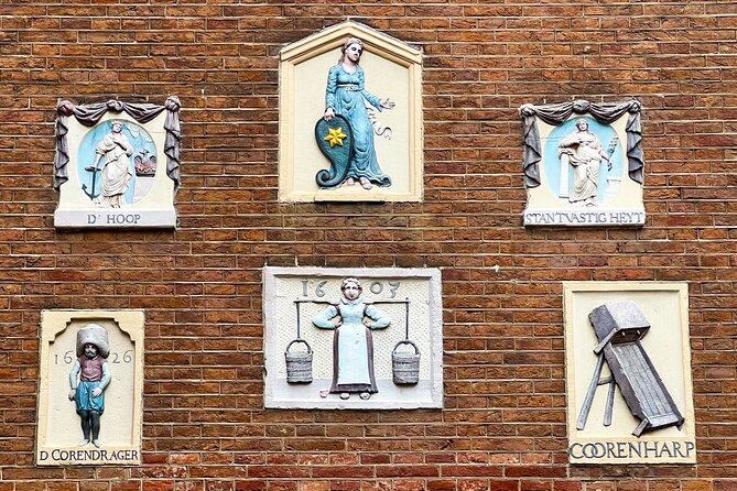 Walking Tour about Golden Age Architecture, private local guide - Torensluis, crooked houses, and four façade styles