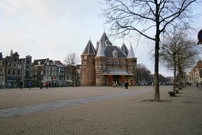 Walking tour of 2 hours of the highlights of Amsterdam - A quiet courtyard at Begijnhof
