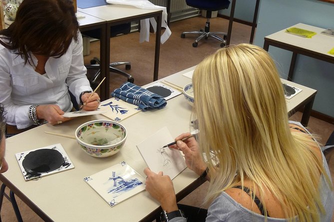 Workshop 'Paint your own Delft Blue Tile!' - Practicing before painting the final tile