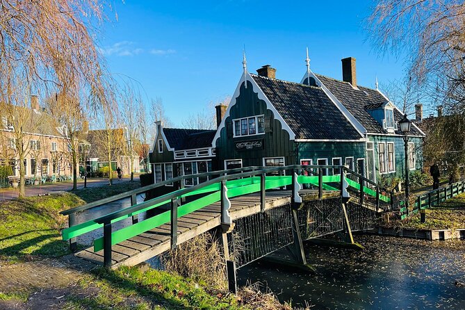 Zaanse Schans and Giethoorn Unique Day Trip with Boat Cruise - Zaanse Schans through a quieter entrance