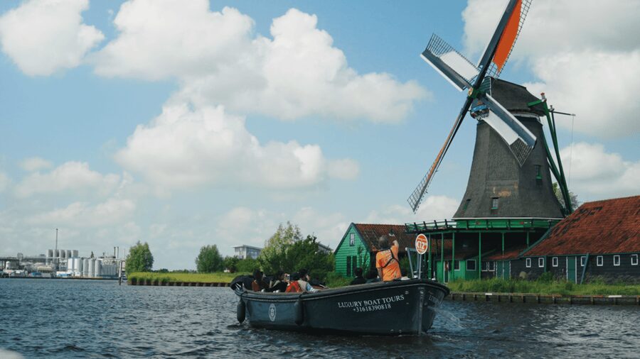 Zaanse Schans: Cruise UNESCO Windmills Village + Live Guide - Meeting at the main dock beside Cacaolab